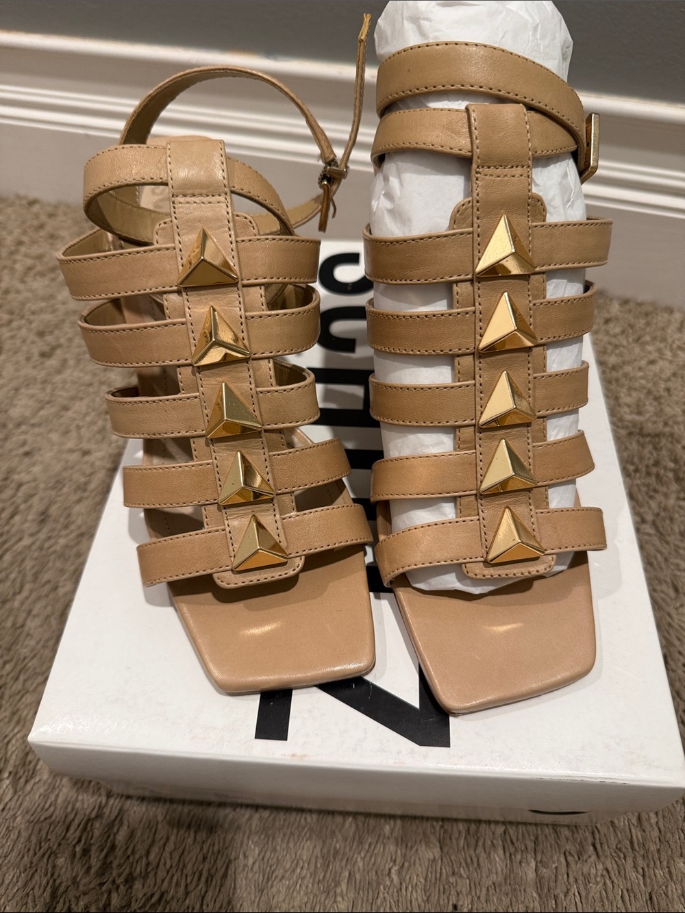 SCHUTZ Kyrie nude sandal with gold accents. Size 7.5